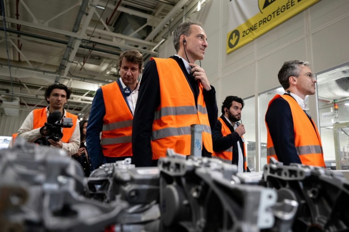 Un million de voitures électriques à 100 euros par mois, la promesse de Glucksmann aux Français modestes