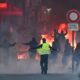 La rue ne désarme pas et l'exécutif cherche une sortie