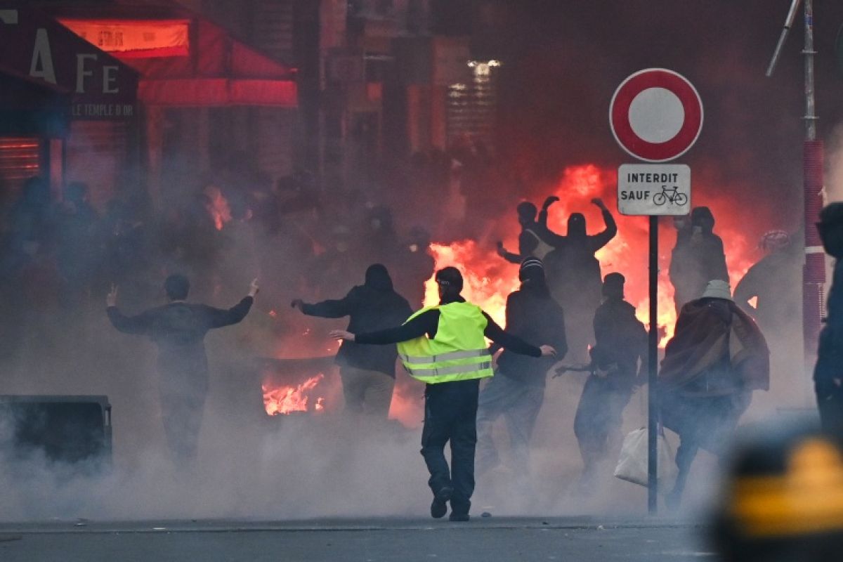 La rue ne désarme pas et l'exécutif cherche une sortie