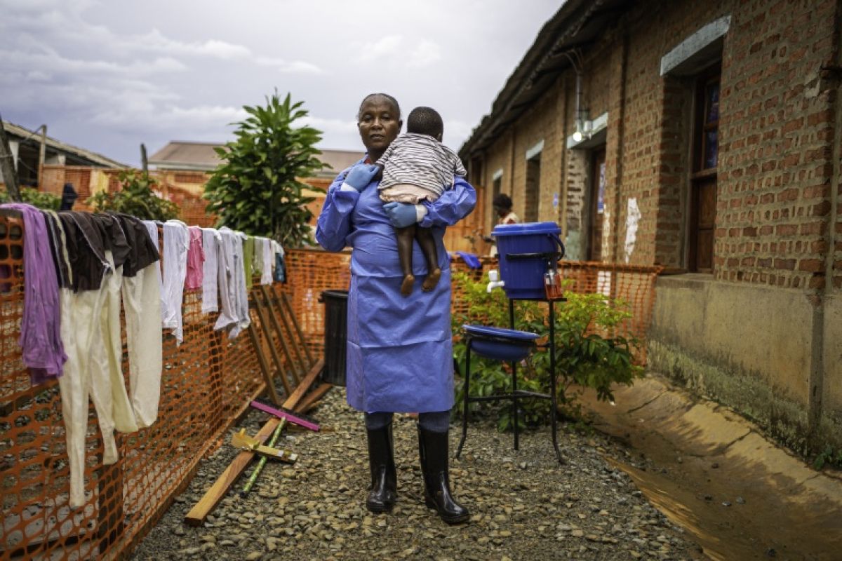 En RDC, des crèches d'urgence pour les enfants que le virus a laissés seuls