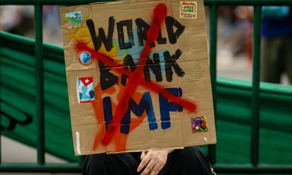 À Bangkok, la rue conteste les coupes budgétaires du FMI