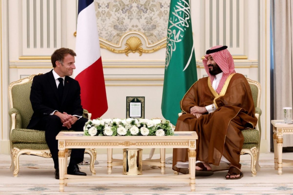 Macron s'offre un aller-retour express à Riyad pour sécuriser du diesel