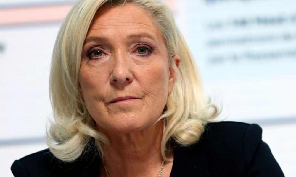 Marine Le Pen promet 140 milliards d'économies et jure que la France n'aura pas mal