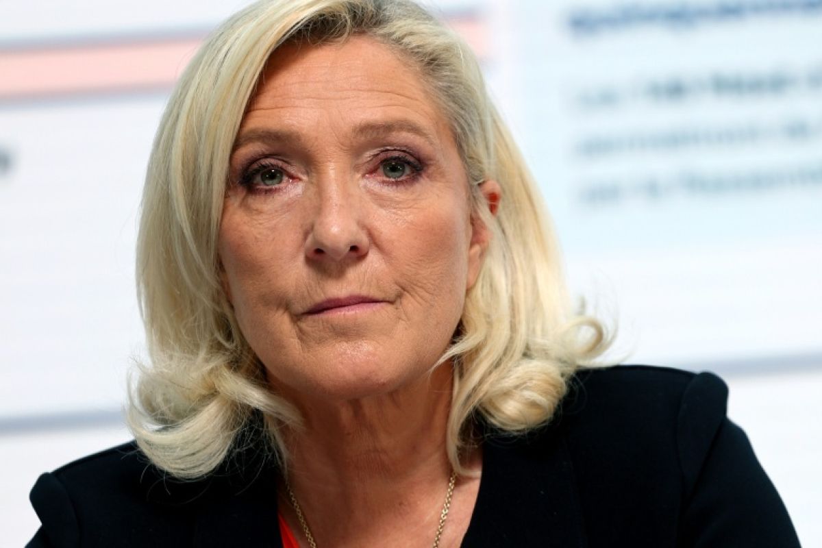 Marine Le Pen promet 140 milliards d'économies et jure que la France n'aura pas mal
