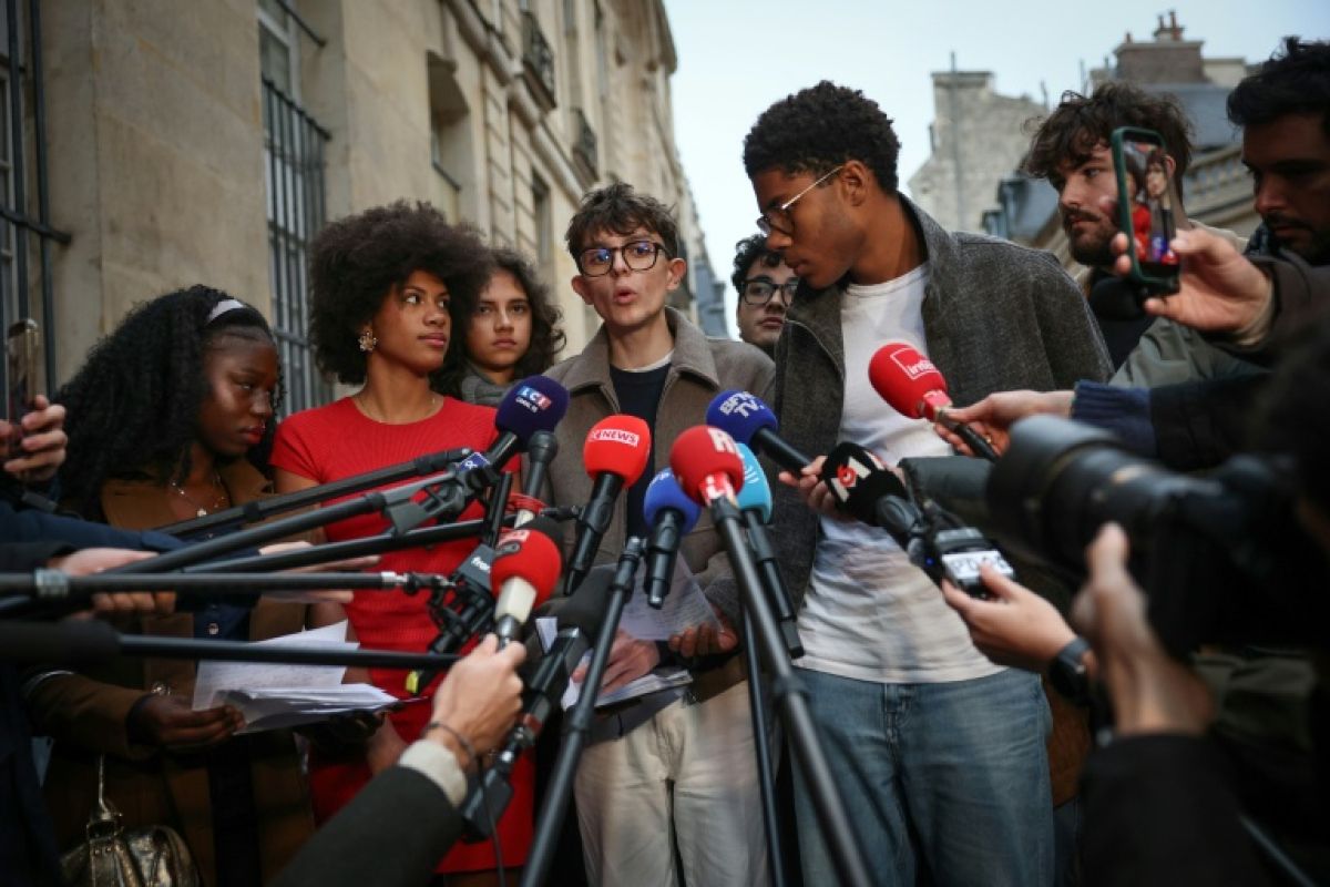 La jeunesse obtient des pistes mais garde la pression