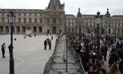 Une cinquantaine d'étudiants bloquent le Louvre et laissent les touristes sur le parvis