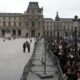 Une cinquantaine d'étudiants bloquent le Louvre et laissent les touristes sur le parvis