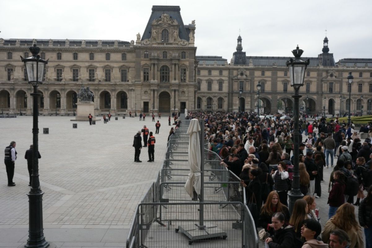 Une cinquantaine d'étudiants bloquent le Louvre et laissent les touristes sur le parvis