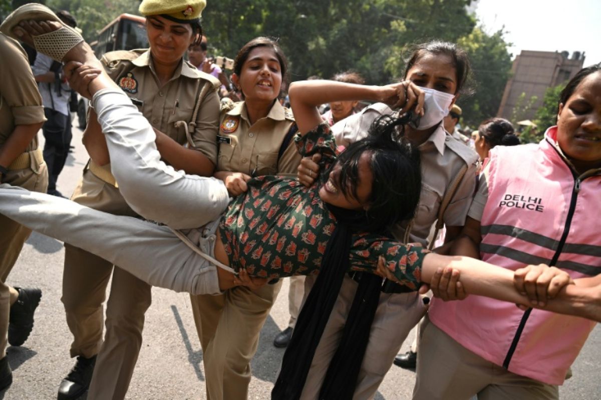 L'Inde arrête par milliers pour étouffer la colère des « cafards »
