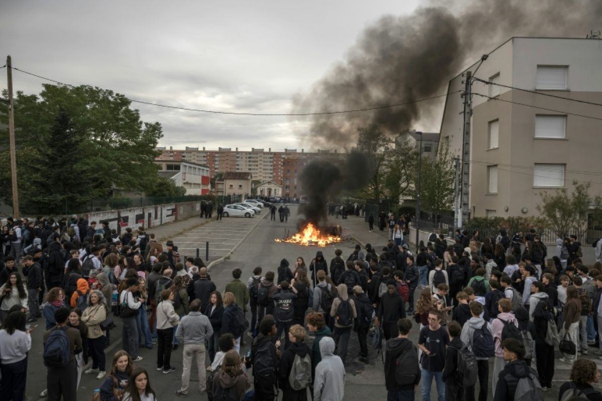 Huit blessés, un principal touché par balles et des lycées toujours bloqués