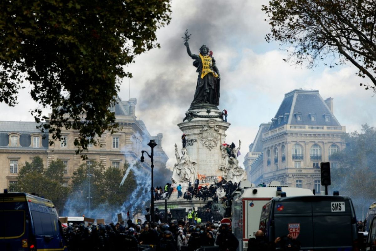 La colère déborde et fissure le pouvoir