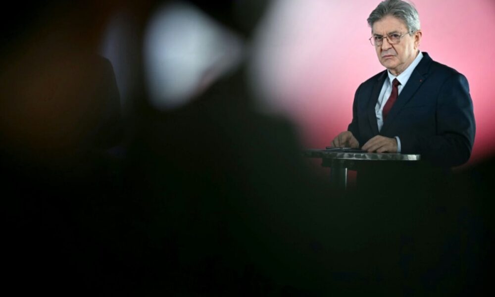 Mélenchon grimpe dans les sondages et bouscule le calendrier de son camp