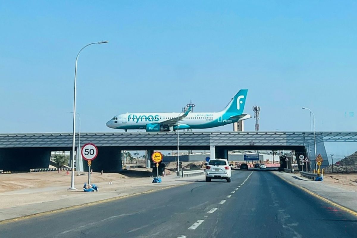 Riyad rouvre son aéroport sous la menace des frappes houthies