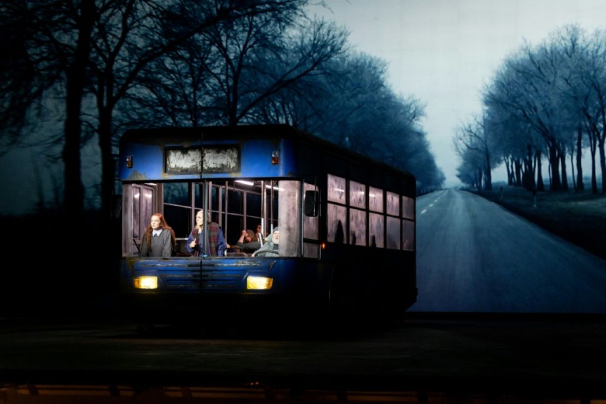 Un bus rouillé sur la scène de Varsovie, et des mères ukrainiennes en quête de leurs enfants