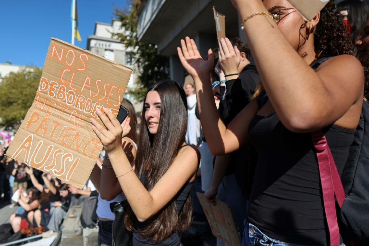 Dans les lycées, une génération réclame des profs, des murs et de l'air