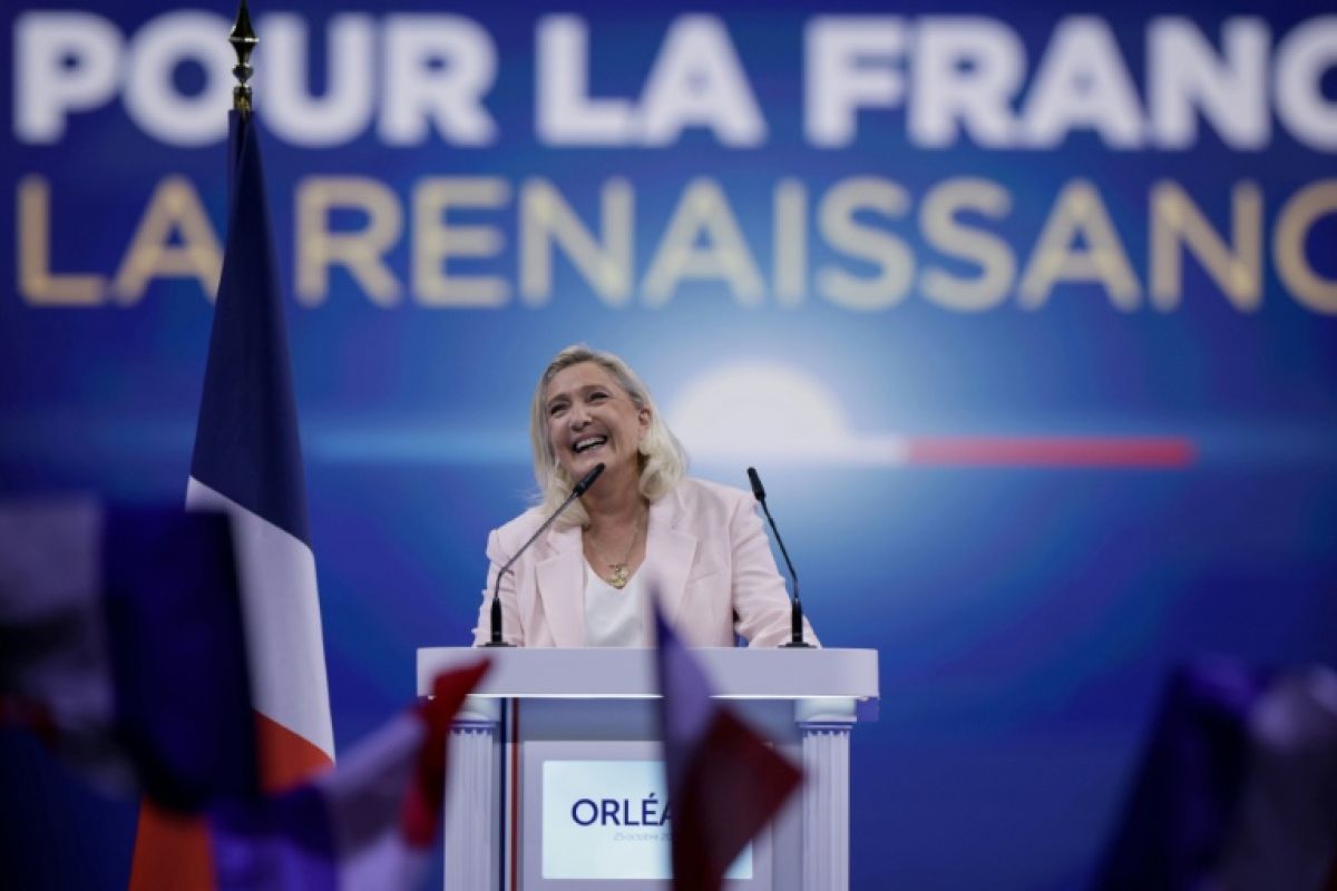 Marine Le Pen soigne son image et laisse ses alliés porter les coups