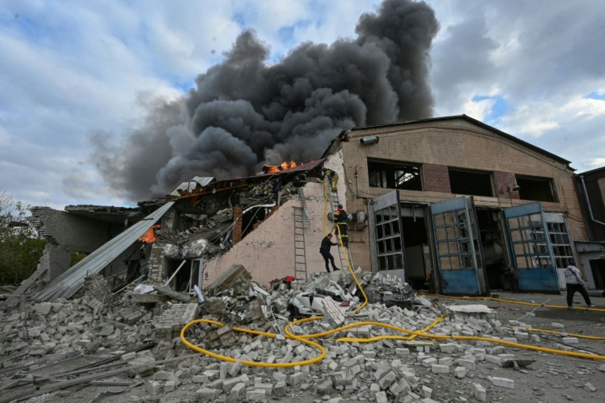 Kharkiv frappée par des bombes guidées, cinq morts et trois enfants blessés