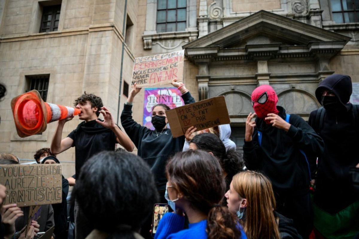 Après les lycées, les universités bloquent à leur tour