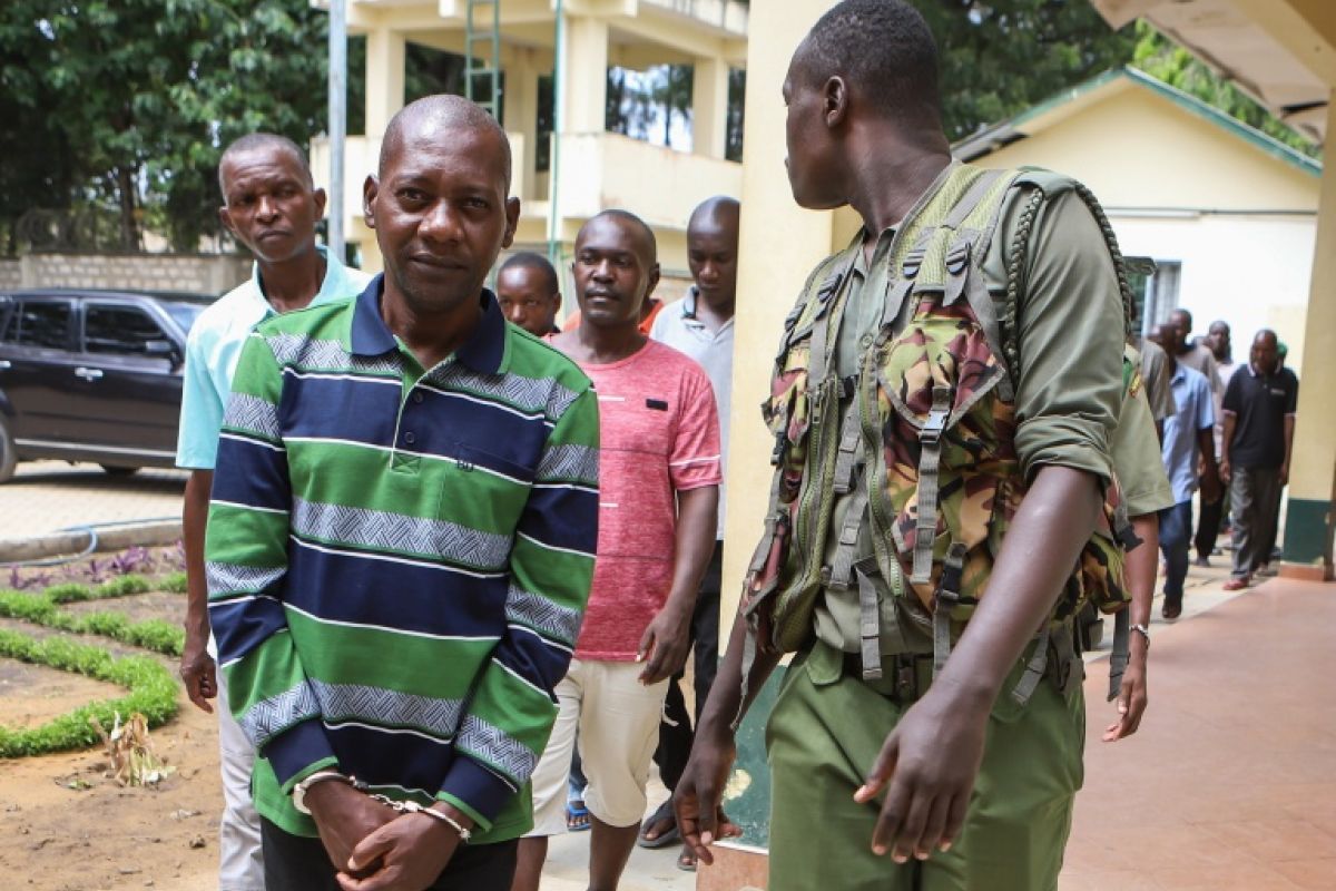 Kenya, un pasteur autoproclamé fixé lundi sur le sort de ses fidèles affamés