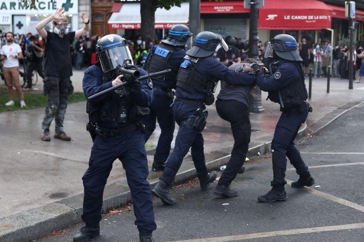 Grenades assourdissantes suspendues après la main arrachée d'un lycéen à Lens