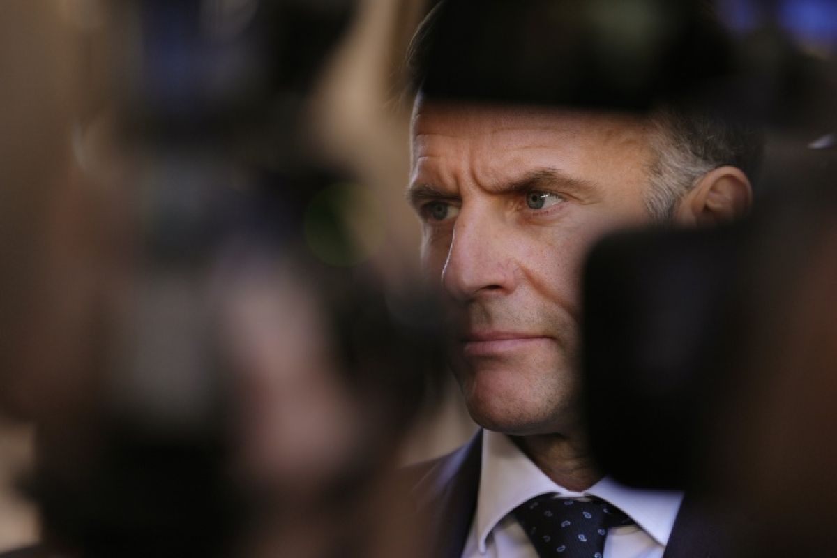Le climat politique s'embrase à six mois de la présidentielle