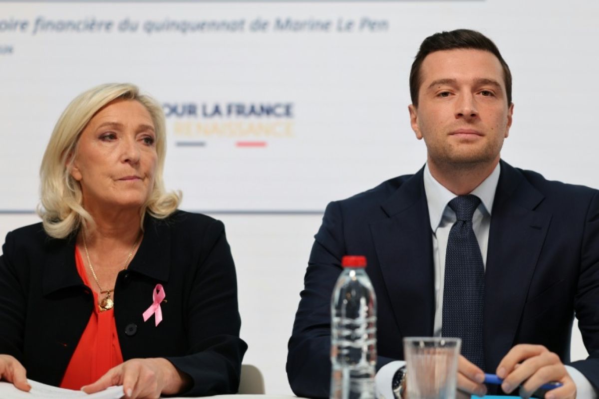 Marine Le Pen promet 140 milliards d'économies et un nouveau pilier pour les retraites