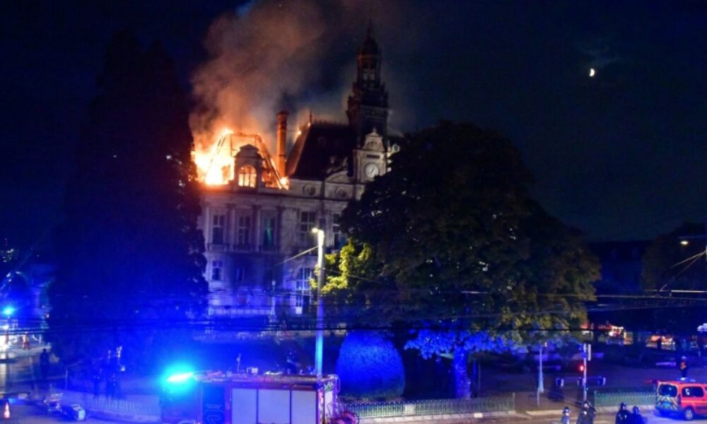 Limoges regarde son hôtel de ville partir en fumée