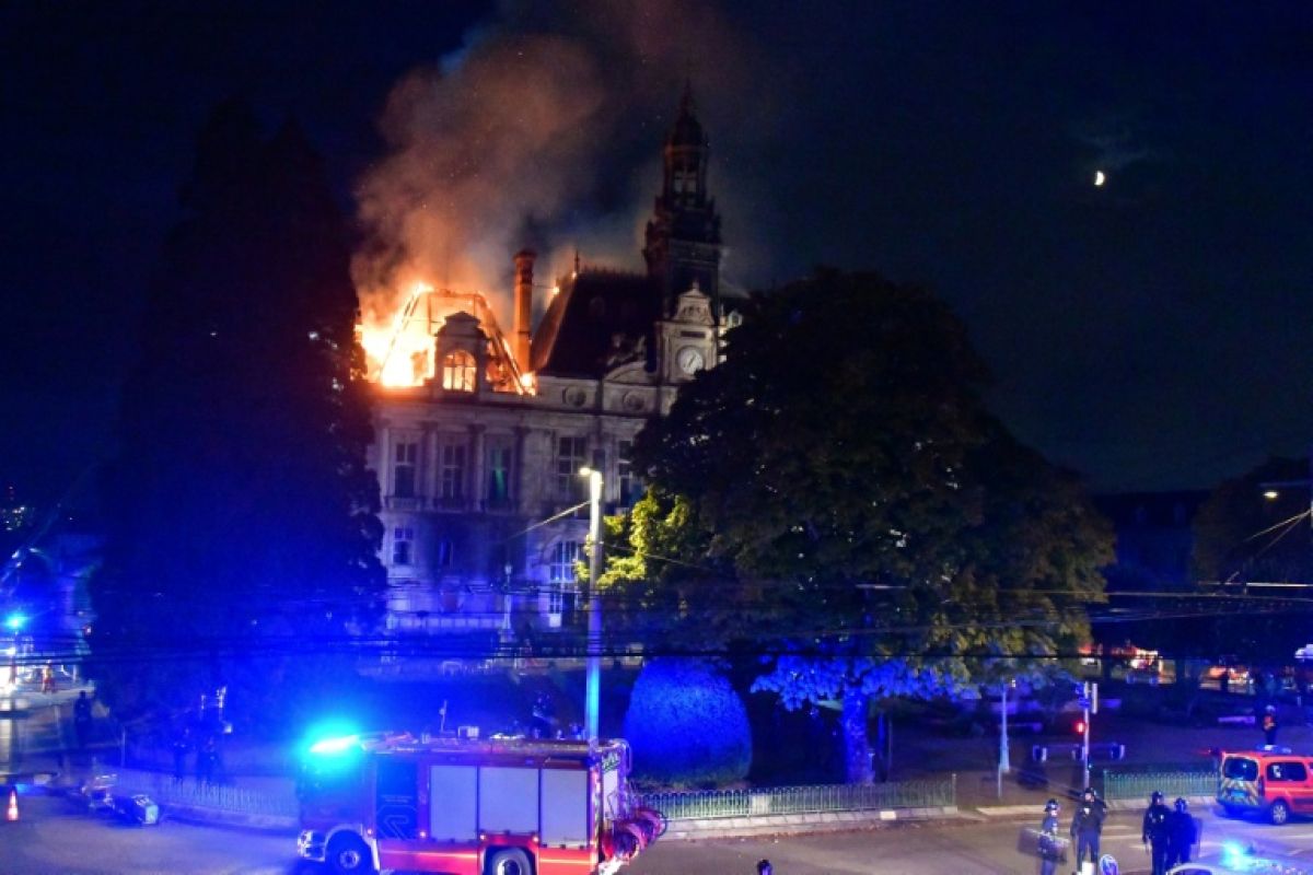 Limoges regarde son hôtel de ville partir en fumée