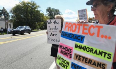 Chaque lundi, ils brandissent leurs pancartes contre Trump au bord du boulevard