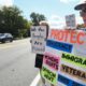 Chaque lundi, ils brandissent leurs pancartes contre Trump au bord du boulevard