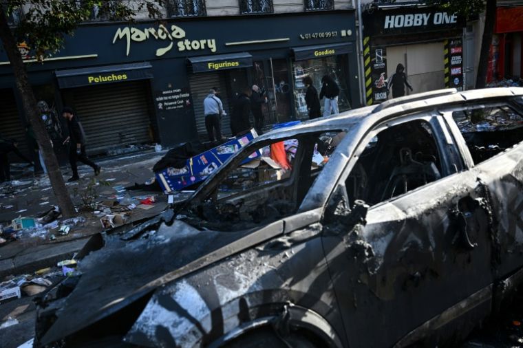 A Paris, les commerçants redoutent samedi et s'équipent comme ils peuvent