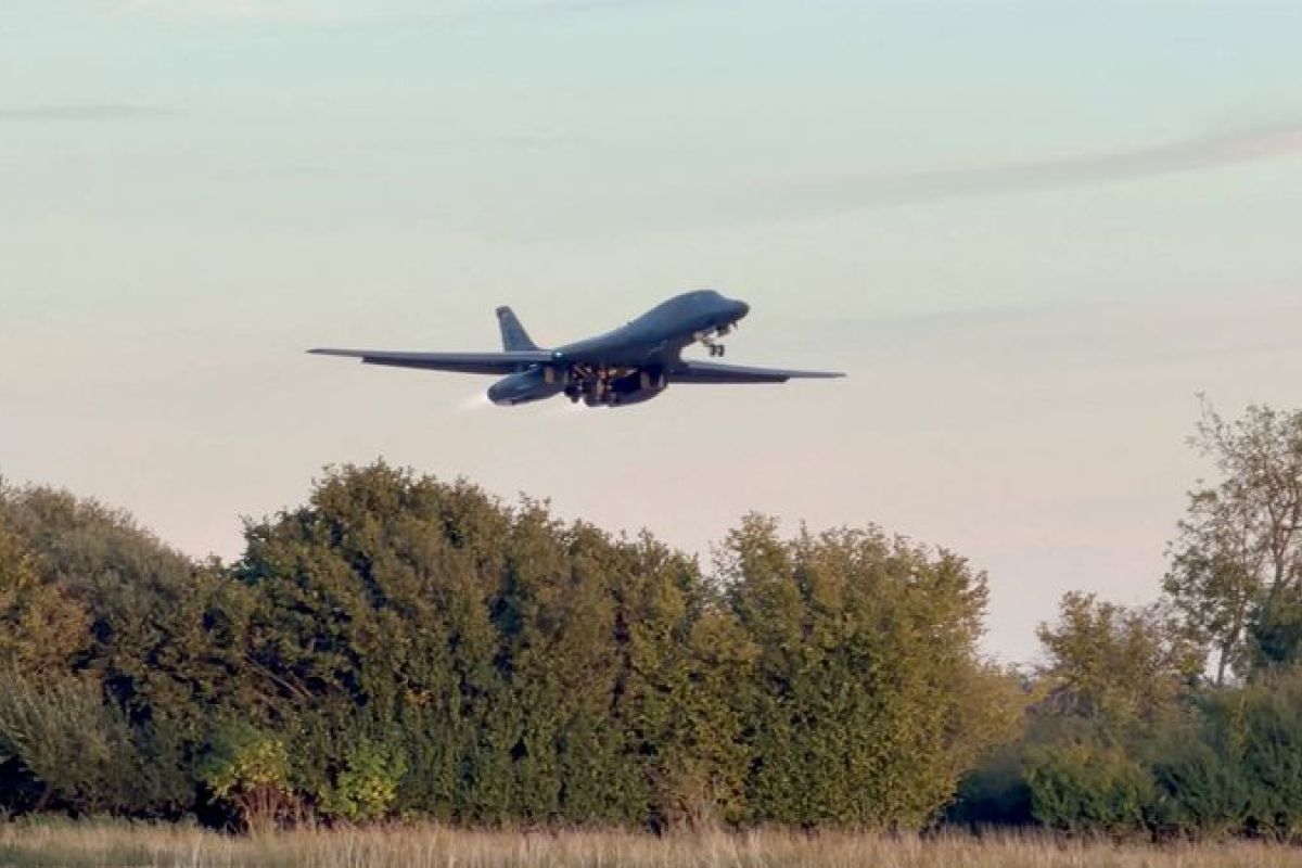 Les bombardiers américains quittent Fairford après l'arrestation de cinq suspects