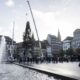 Le grand sapin de Strasbourg s'élève malgré la tension sociale