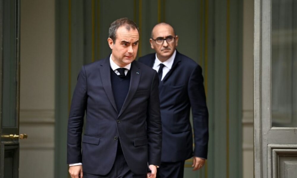 Couvre-feux reconduits et gouvernement sous pression