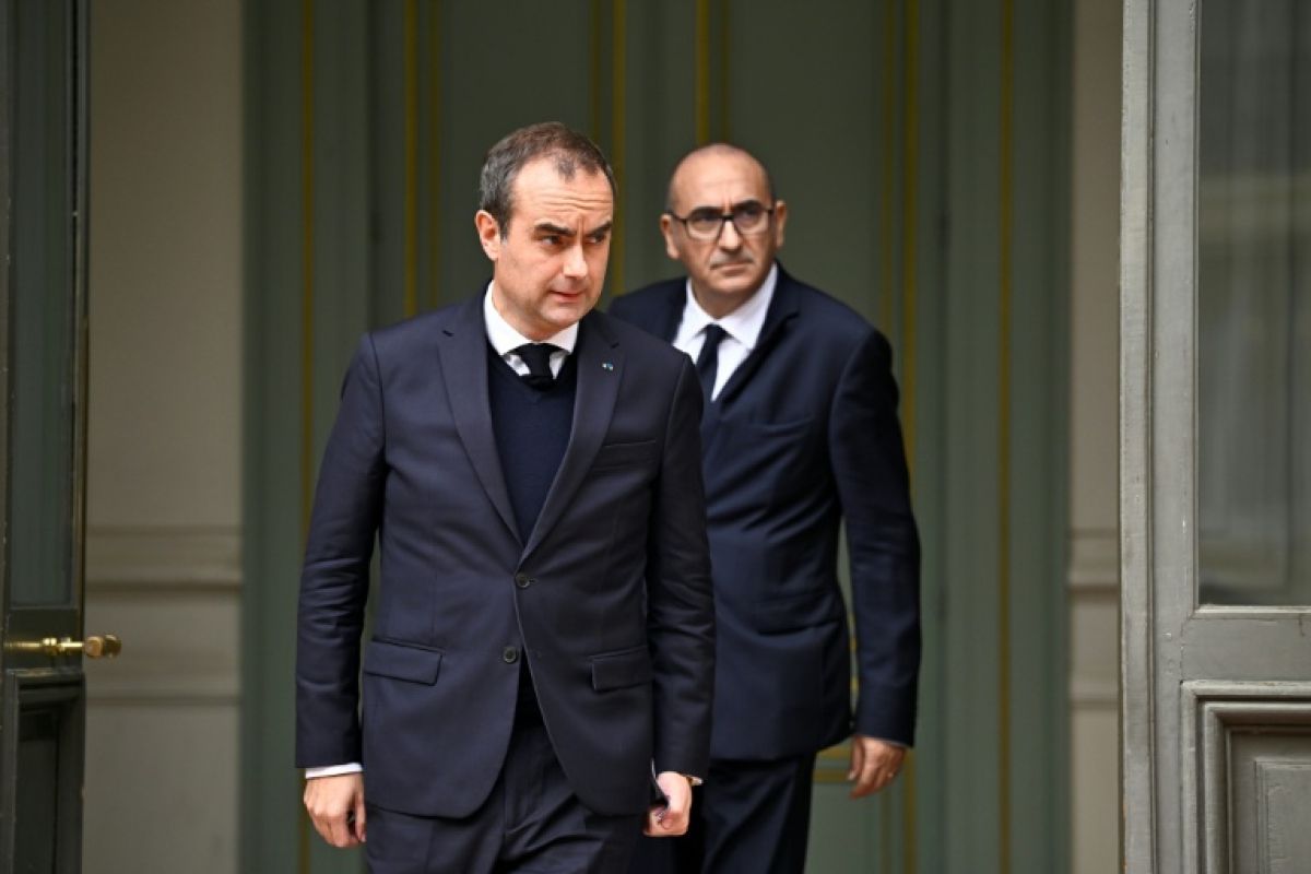 Couvre-feux reconduits et gouvernement sous pression