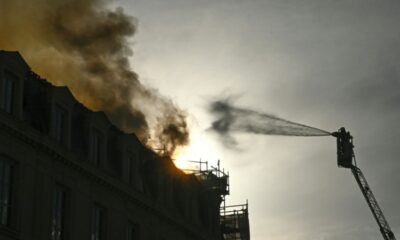 Un incendie ravage la toiture d'un immeuble en travaux juste à côté de la gare d'Austerlitz