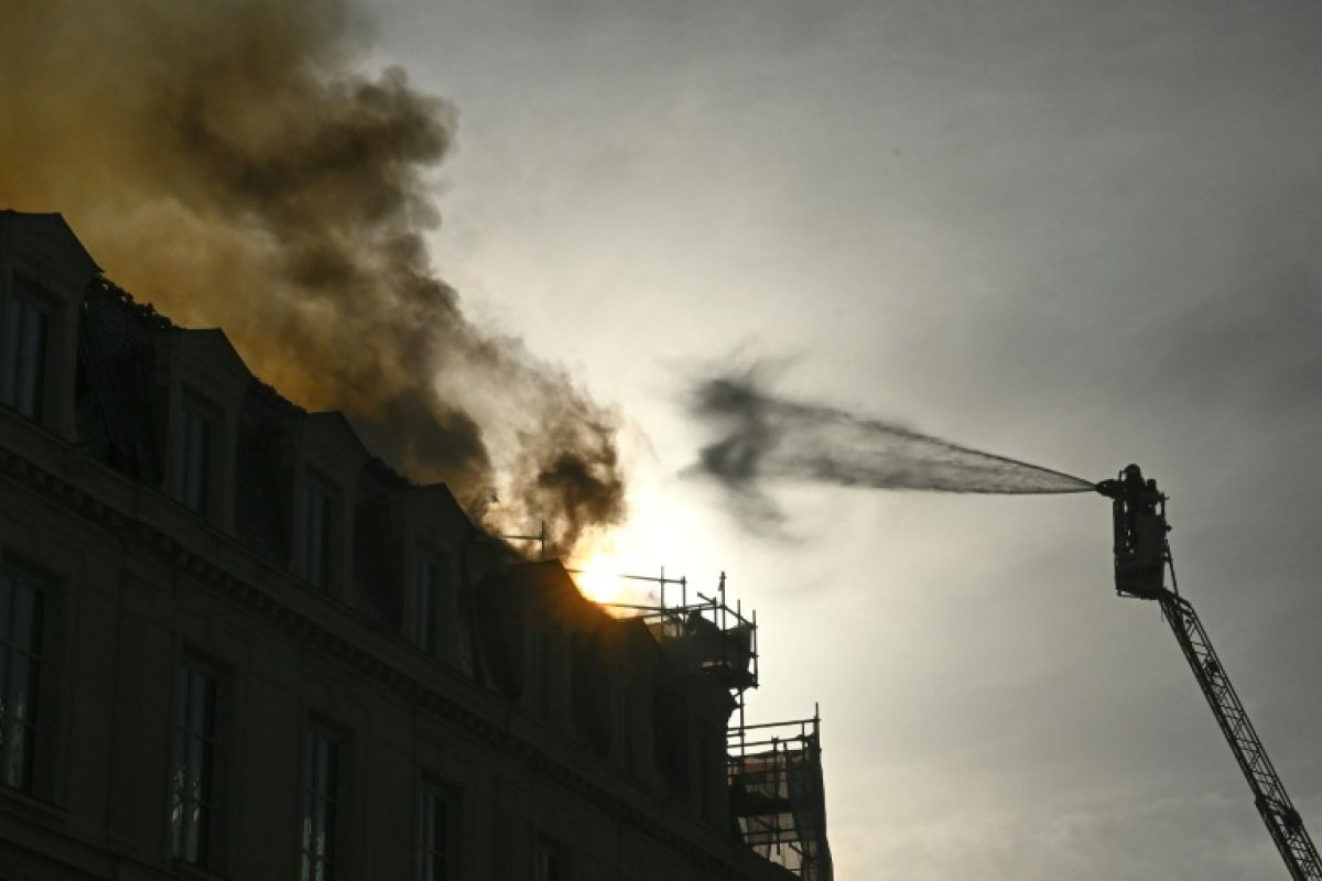 Un incendie ravage la toiture d'un immeuble en travaux juste à côté de la gare d'Austerlitz