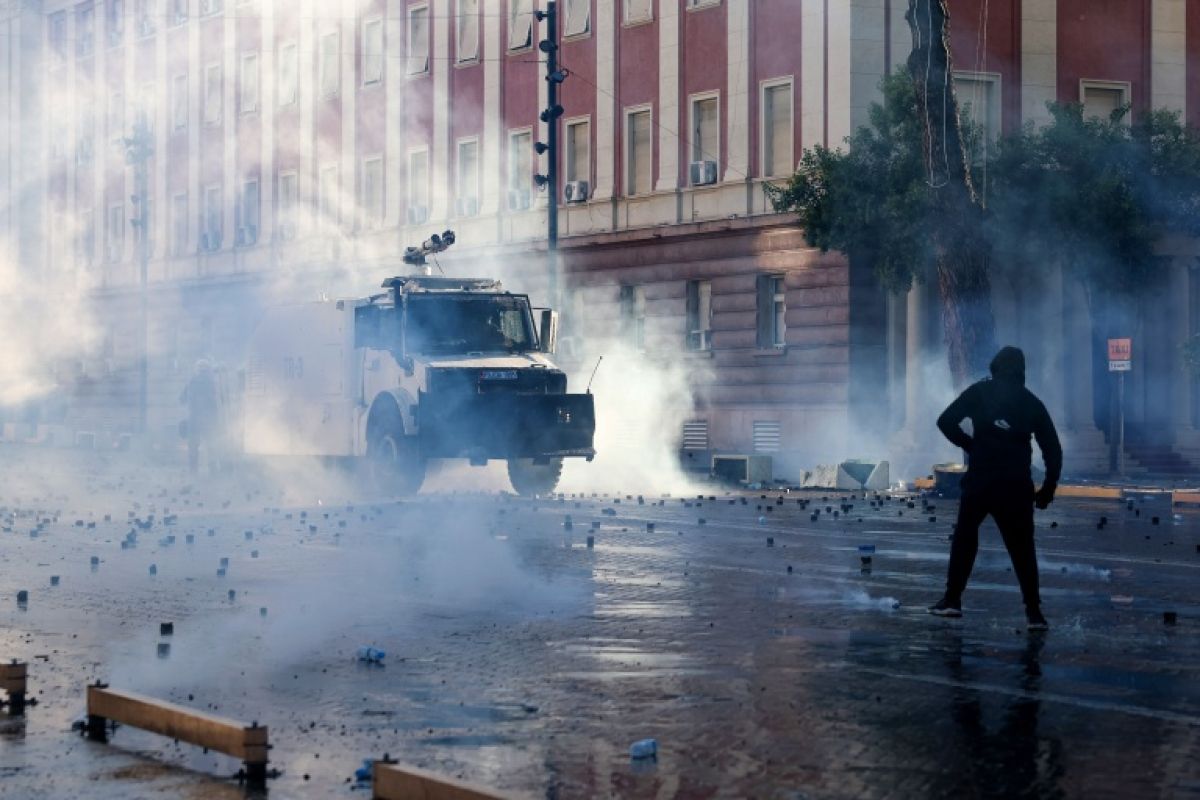 Tirana bascule dans la violence nocturne et Edi Rama dénonce des mains étrangères