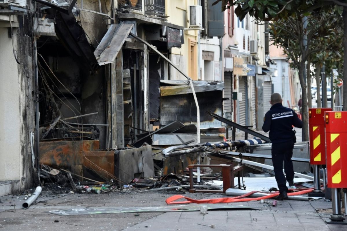 Une épicerie en feu, huit morts, et trois hommes qui se renvoient la faute