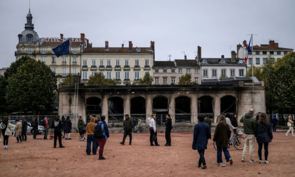 Cent policiers blessés, 160 gardes à vue et des commerces pillés, le préfet assume le choix de protéger les vies