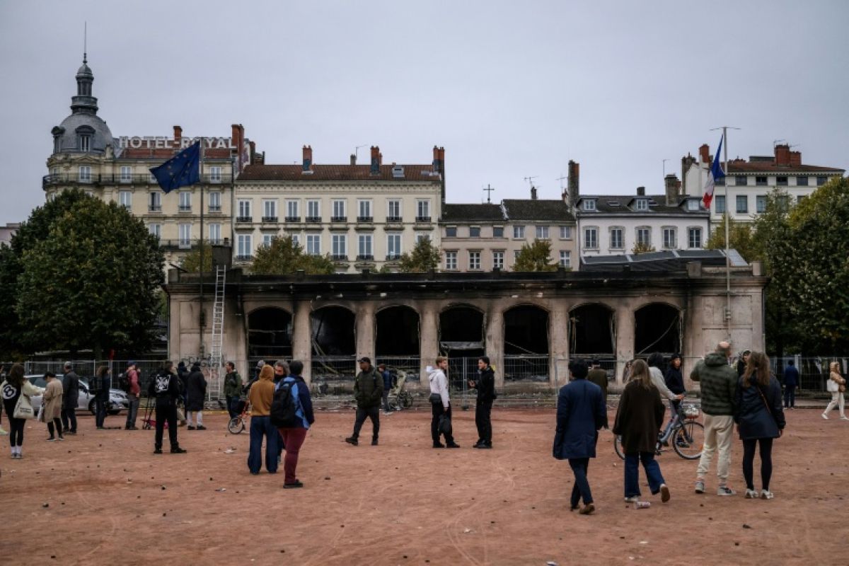 Cent policiers blessés, 160 gardes à vue et des commerces pillés, le préfet assume le choix de protéger les vies