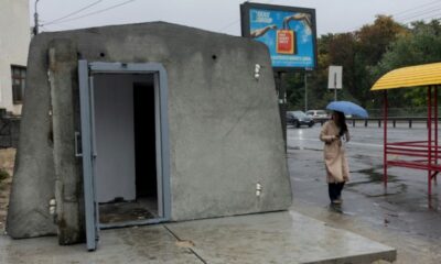 À Kiev, le premier abri antiaérien de rue sort de terre et déclenche surtout des moqueries