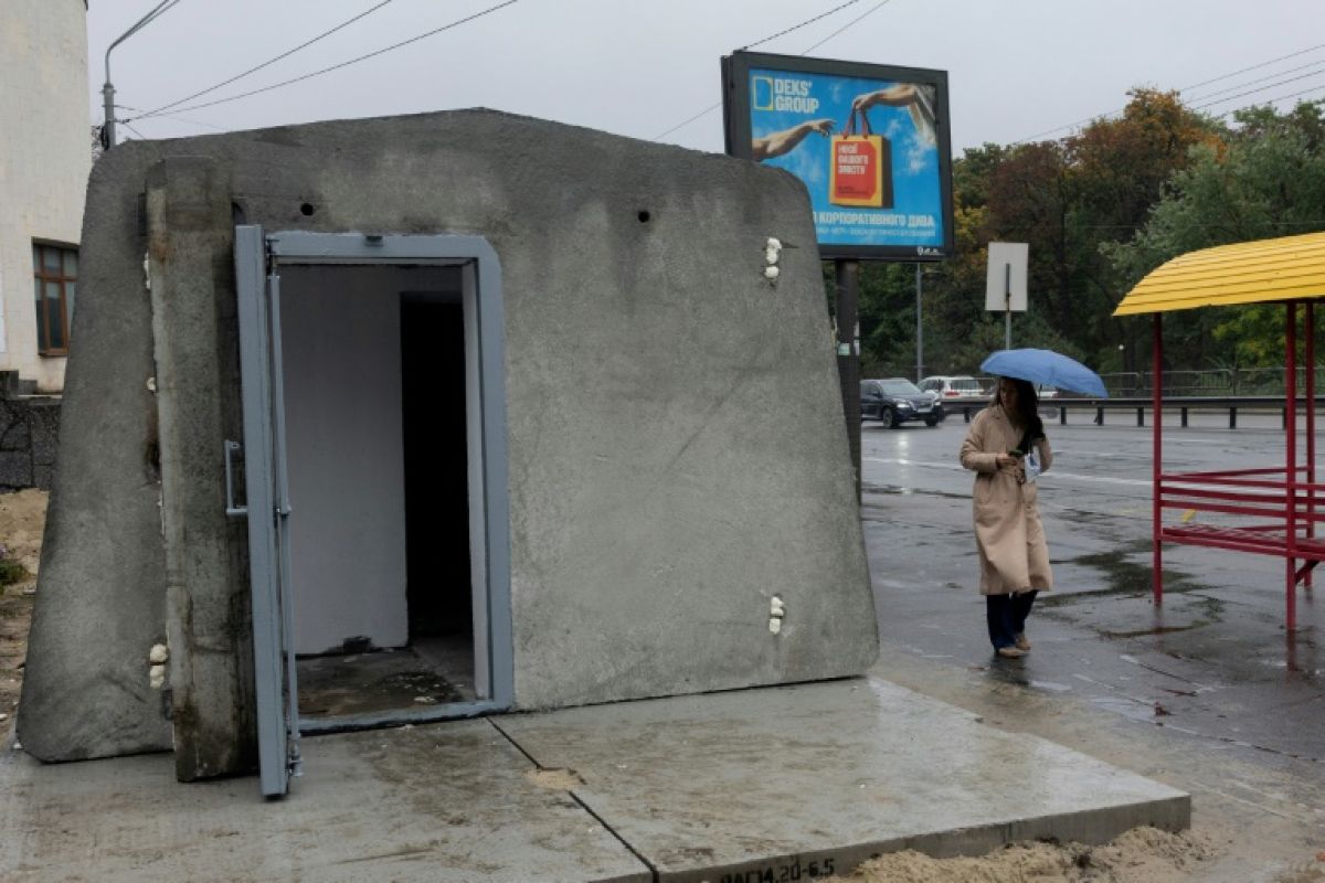À Kiev, le premier abri antiaérien de rue sort de terre et déclenche surtout des moqueries