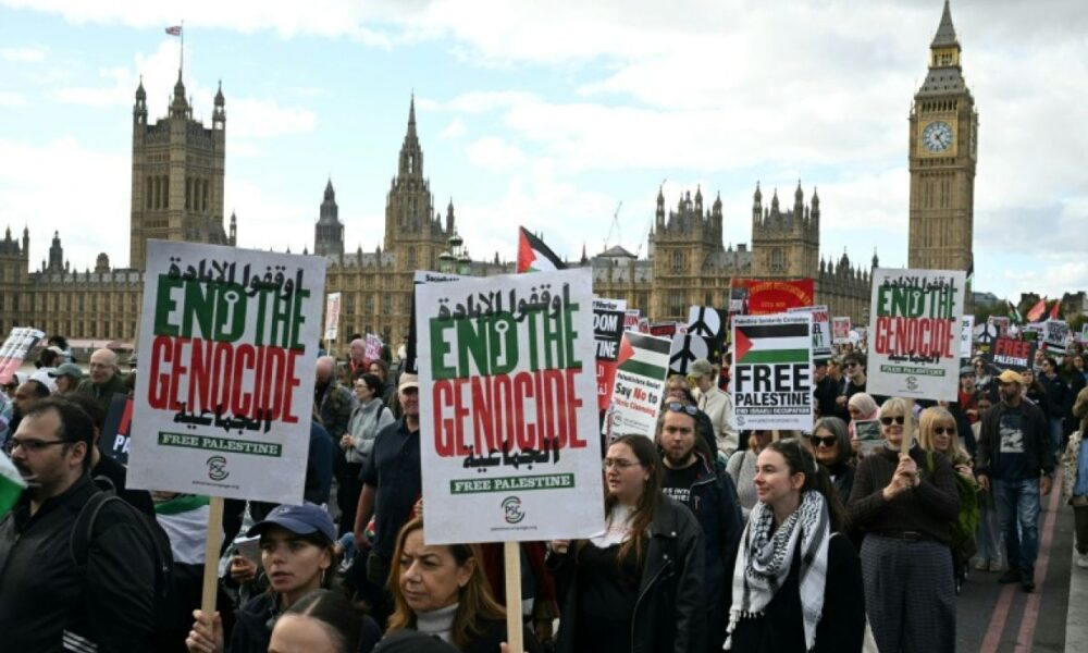 Londres descend dans la rue pour exiger la fin des frappes sur Gaza