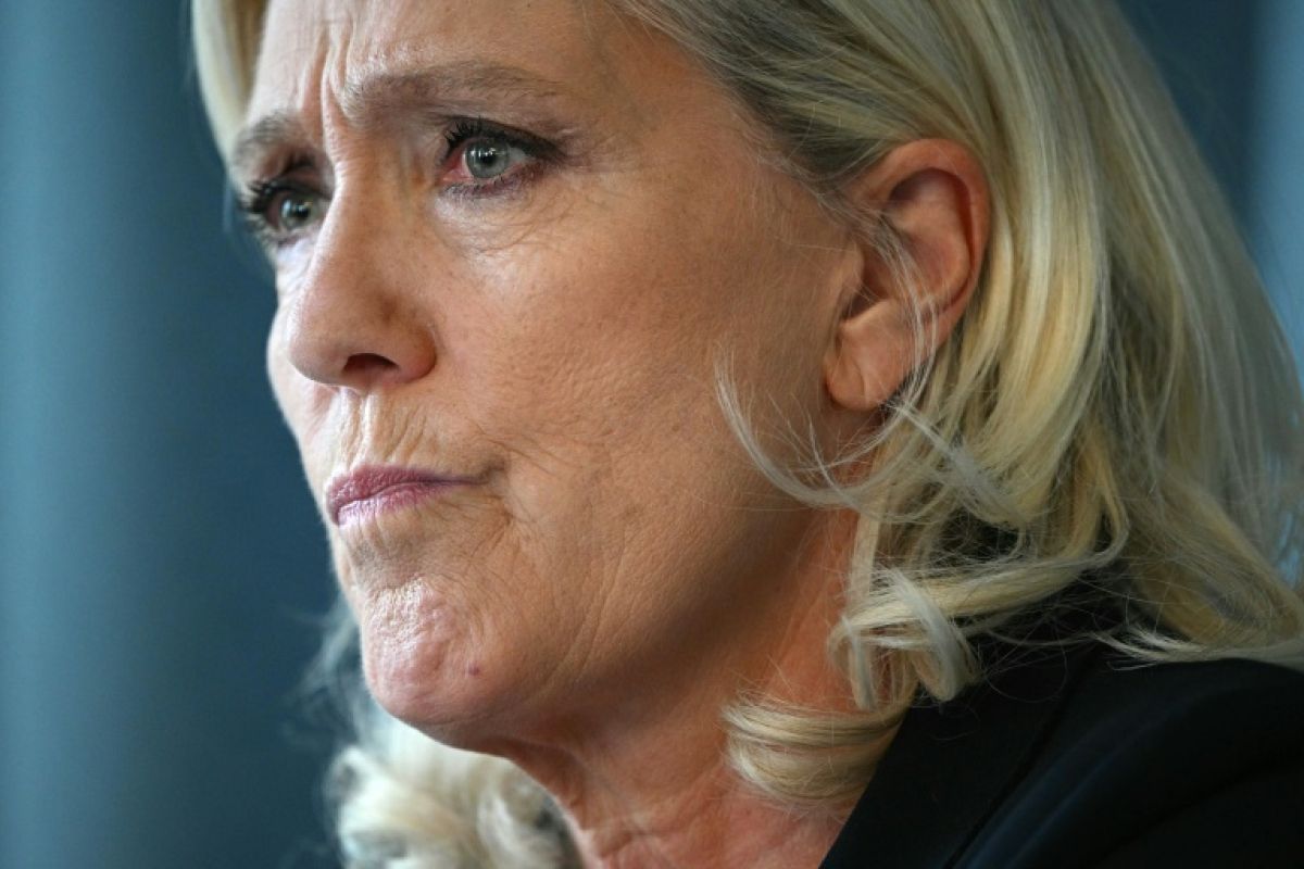 Le Pen tend la main à Zelensky tout en promettant de fermer le robinet à Kiev