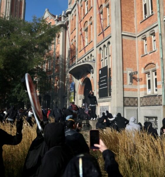 À Lille, la mairie forcée et l'Apple Store pillé