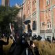 À Lille, la mairie forcée et l'Apple Store pillé