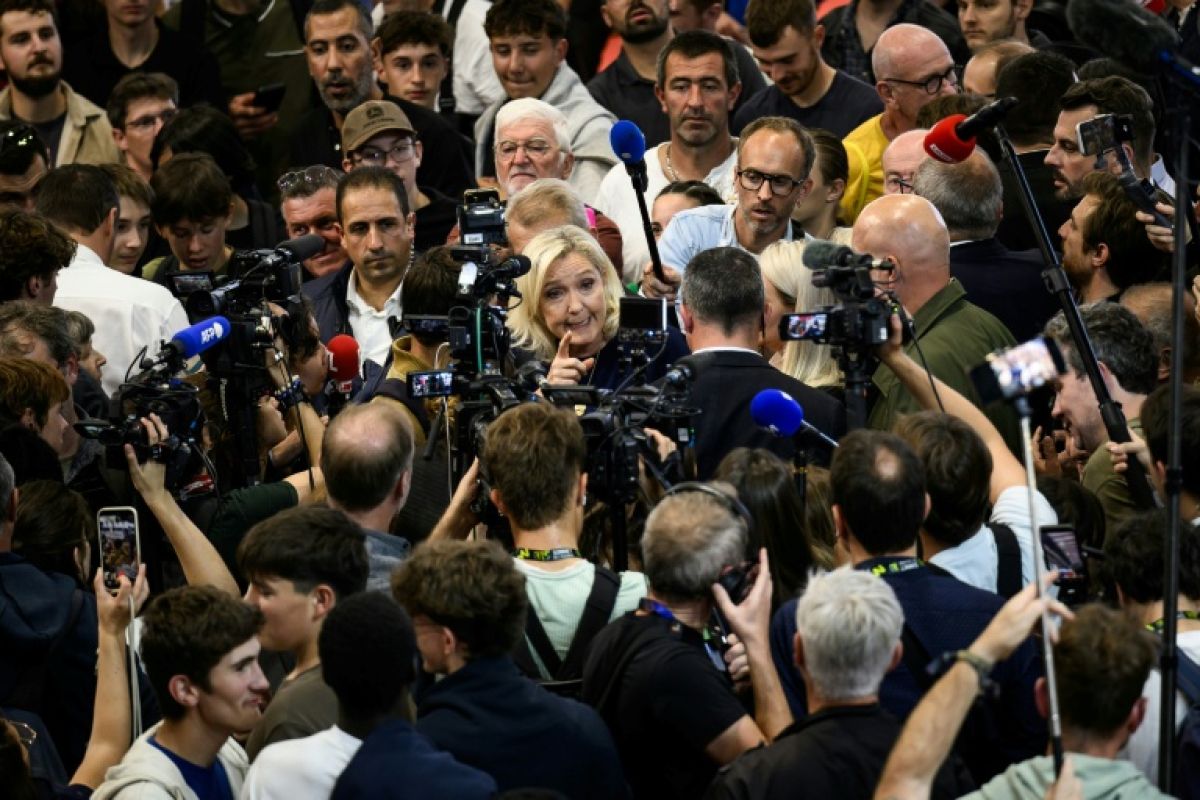 Jordan Bardella sous pression, Marine Le Pen monte au créneau