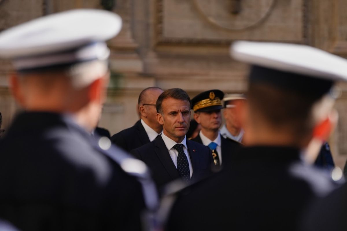 Macron à Marseille reconnaît le raté du 17 octobre et promet de tenir la ligne