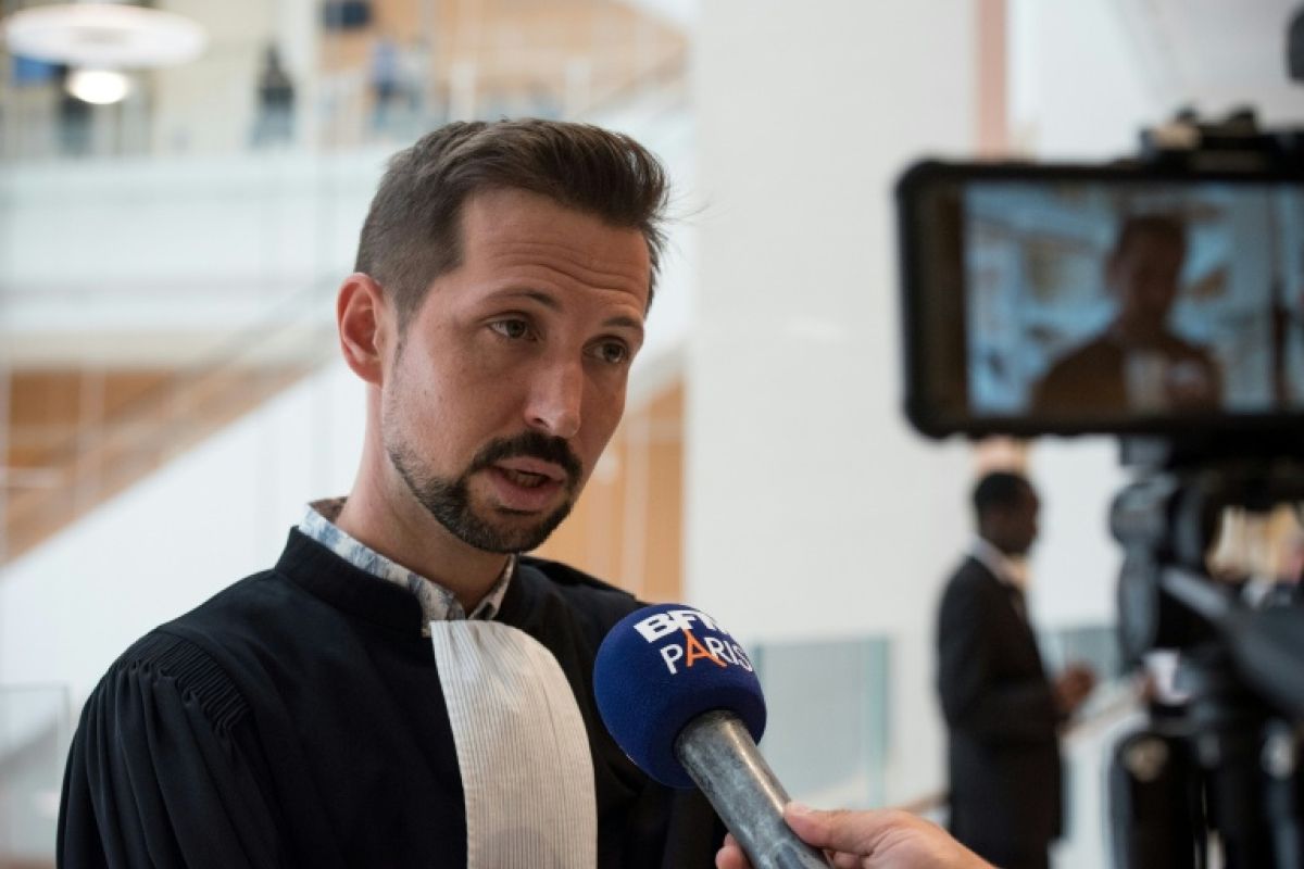 Six associations attaquent l'État pour les métiers encore interdits aux séropositifs